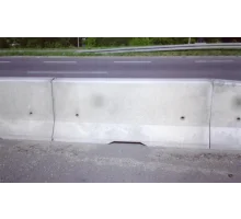 Double-sided CE concrete road barrier