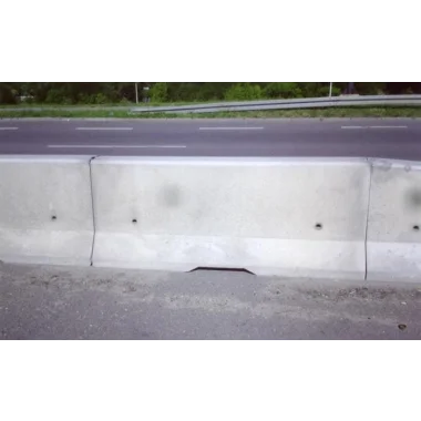 One-sided CE road barrier