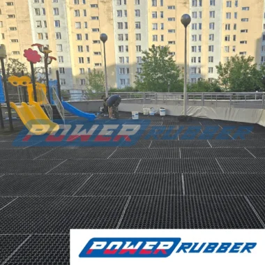 Das Wachstumsmatte auf dem Spielplatz.