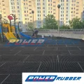 Überwuchsmatte auf dem Spielplatz.