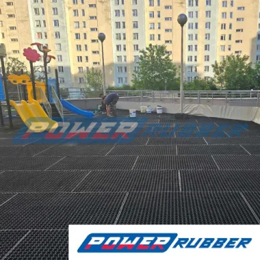 Überwuchsmatte auf dem Spielplatz.