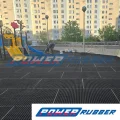 Überwuchsmatte auf dem Spielplatz.