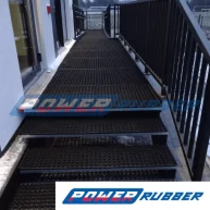 Maty przerostowe ułożone przy schodach wejściowych do budynku - bezpieczna i stabilna nawierzchnia mrozoodporna2