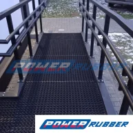 Bezpieczna nawierzchnia z mat ażurowych u wejścia do budynku - ochrona przed poślizgnięciem, nawierzchnia całoroczna4