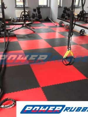 Czarne i czerwone płytki PCV PowerFloor w domowej siłowni w garażu - montaż w systemie puzzle, odporna na zarysowania i nacisk punktowy3