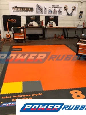 Pomarańczowe płytki PCV PowerFloor do warsztatu samochodowego - odporność na lewarek i podnośnik2