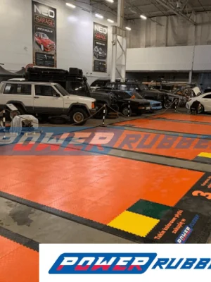 Płytki PCV PowerFloor w profesjonalnym warsztacie samochodowym i studiu auto detalingu, odporne na olej, chemikalia warsztatowe i punktowy nacisk5
