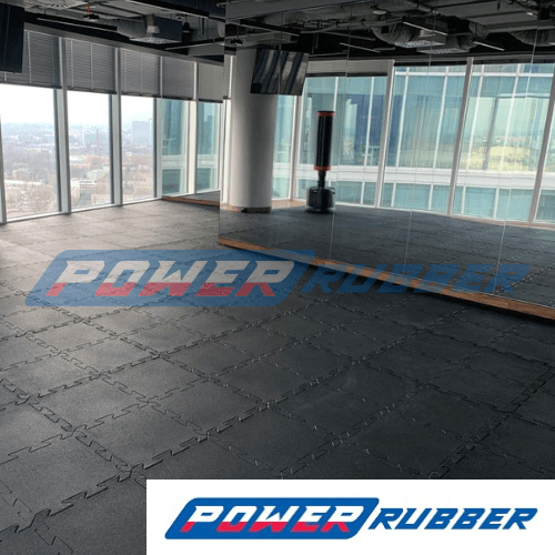 Gummipuzzlematte im Fitnessstudio